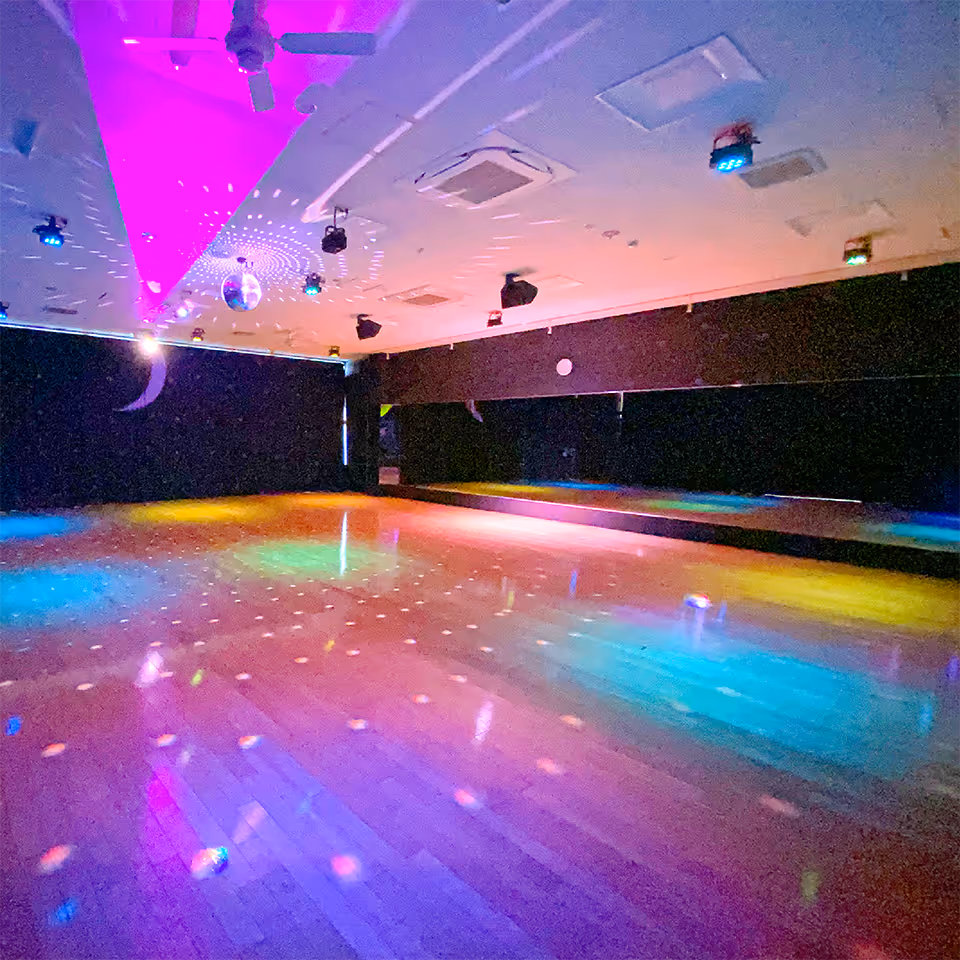 カラフルなライトが反射する広い無人のダンスフロア。