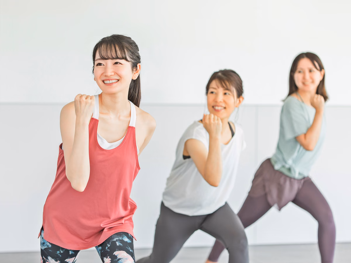 3人が並んで足を踏み出すエアロビクスの動作。