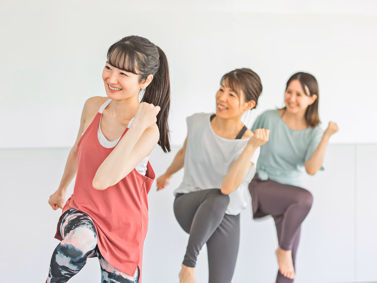 片脚を踏み出して腕を上げる3人。