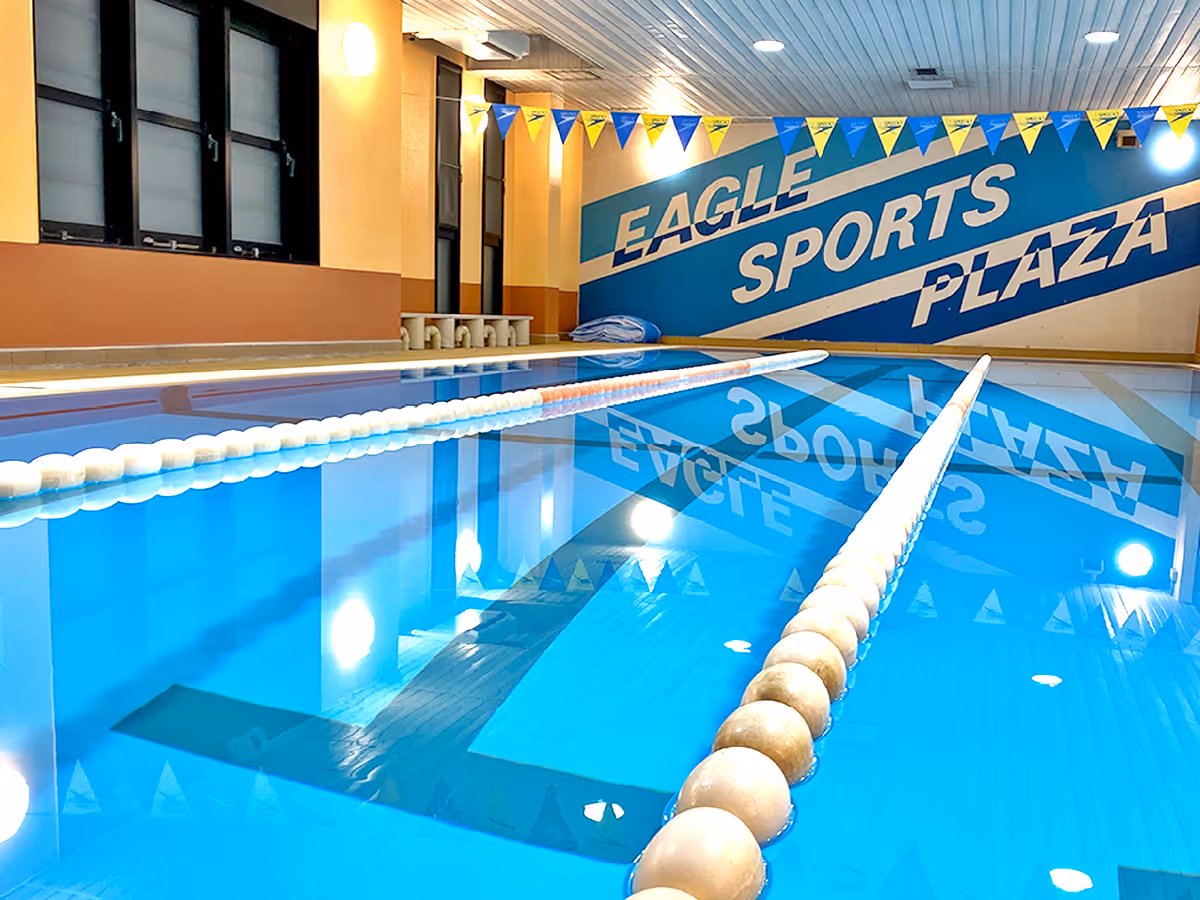 イーグルスポーツのプールエリア